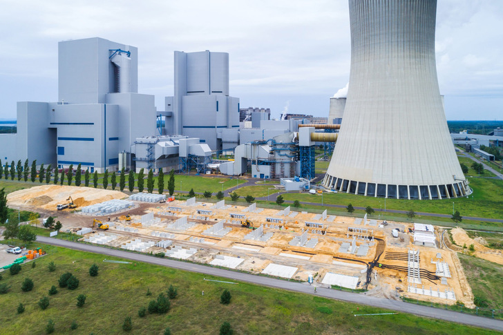 Baufeld der Big Battery in der Oberlausitz am Standort Boxberg. Vorn sind die Fundamente für Schaltanlagen und Transformatoren zu erkennen.
