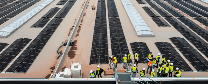 Das neue Daimler Truck Global Parts Center in Halberstadt wird wesentlich durch Sonnenstrom von den Dächern versorgt.