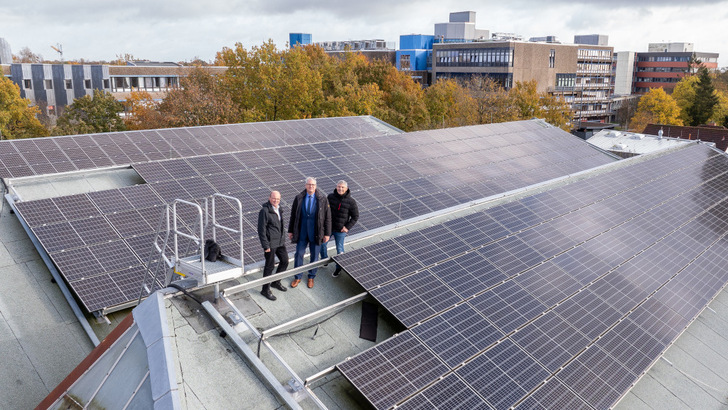 Die Anlage auf dem Dach der Freilufthalle am Uhlhornsweg bringt eine Leistung von 82 Kilowatt.