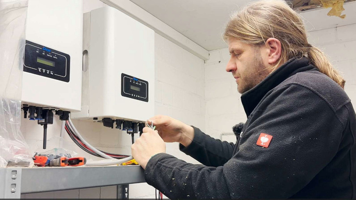 Die beiden Wechselrichter der beiden Anlagen auf demselben Dach werden installiert.