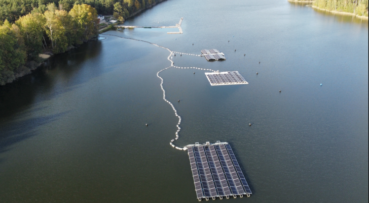 Drei verschiedene Anlagensysteme mit jeweils 30 Kilowatt schwimmen auf dem Mortkasee.
