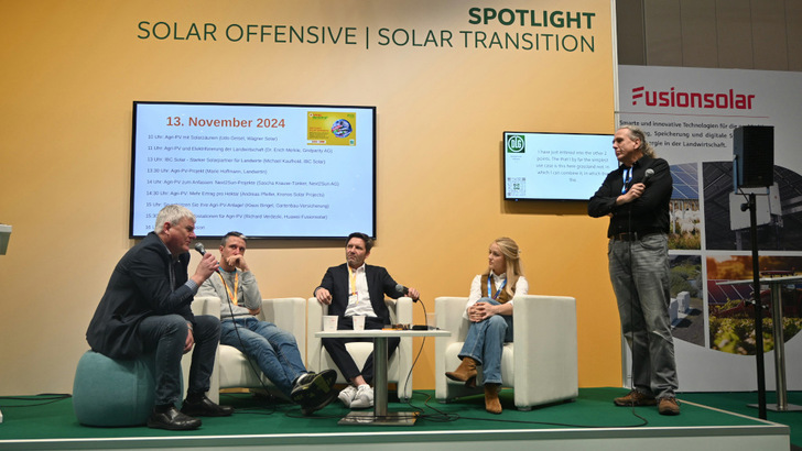 Die Solarexperten haben auf der Bühne jede Menge Informationen zur Nutzung der Photovoltaik in der Landwirtschaft gegeben.