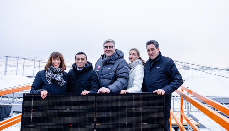 Unter anderem Eintracht-Vorstandssprecher Axel Hellmann (Mitte) und Mainova-Chef Michael Maxelon mit einem der 1.288 Solarmodule.