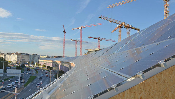 Noch ist das Quartier mit dem Namen Village im Dritten im Bau. Doch der Lärmschutzriegel mit Solardach steht schon mal.