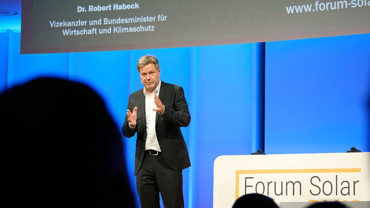 Robert Habeck hat auf dem Forum Solar Plus die nächsten Aufgaben für den Umbau des Energiesystems aufgezählt. - © Nicolas Det