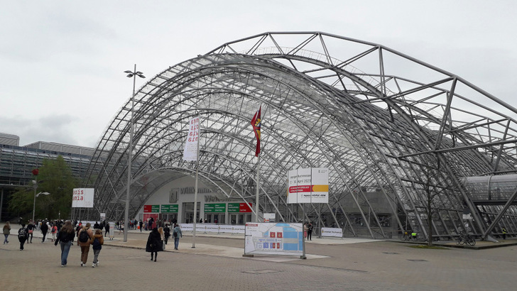 Leipzig bietet ein modernes Messegelände mit großen Hallen für die Austeller.