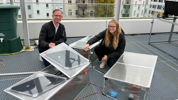 Laura Ruminger und Professor Mathias Rudolph errichten den Versuchsstand auf der Dachterrasse der HTWK in Leipzig.