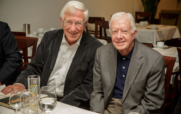 Dr. Franz Alt und Jimmy Carter bei einem Essen im Dezember 2012 in Bochum.