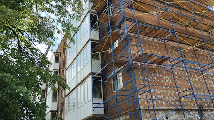 Das Gebäude wird zunächst mit Wärmeschutz versehen, bevor die neue Technik installiert werden kann.