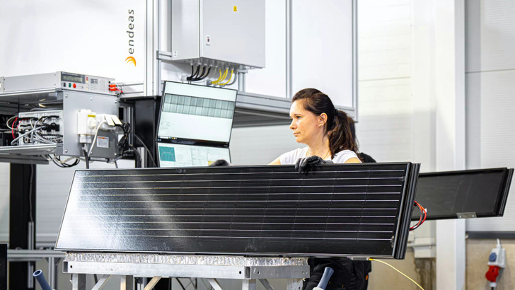Die neuen Solarelemente werden in die Dachhaut integriert. - © Solarstone