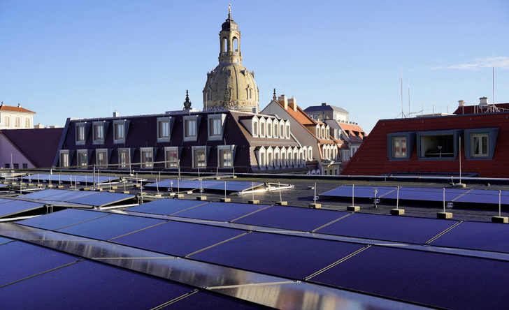 Beinahe unsichtbar schmiegt sich die Anlage sehr flach gegen das Dach.