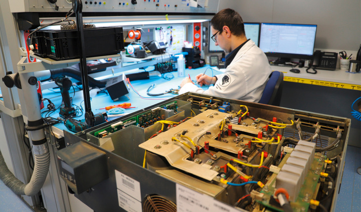 Ein Techniker in der Werkstatt von BVS in Hanau bei der Arbeit.﻿