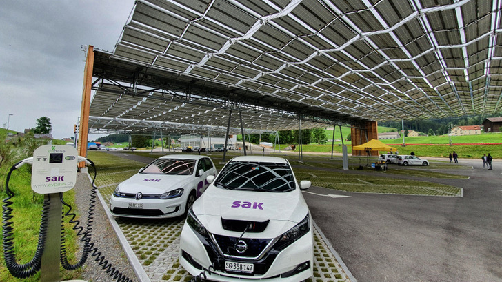 Solare Parkplätze schützen Autos, spenden im Sommer Schatten und erzeugen zudem Strom.
