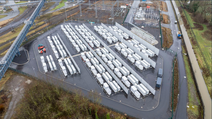 Einst rauchten in Hamm die Schornsteine des Steinkohlekraftwerks Westfalen. Jetzt steht ein großer Batteriespeicher auf dem Gelände. - © RWE