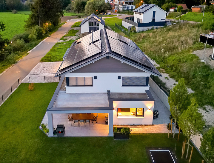 Auf dem Einfamilienhaus in Riedlingen liegen 27,75 Kilowatt Solarleistung für die Infrarotheizungen, die Warmwasserbereitung und den Haushaltsstrom.