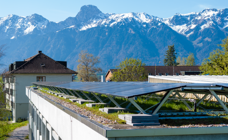 Wer Solaranlagen auf Flachdächern installieren will, muss entsprechende Qualifikationen nachweisen.