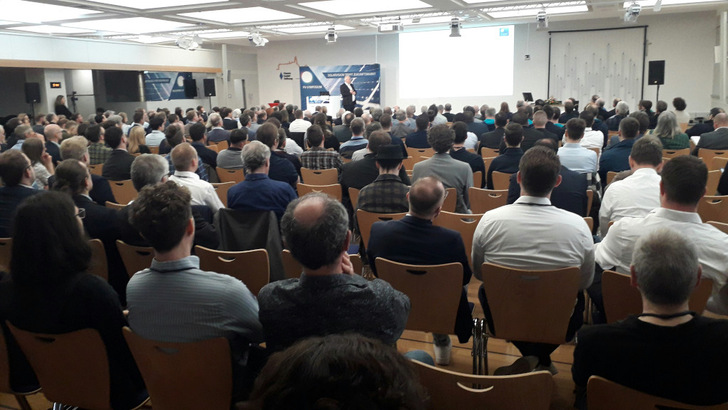 Das PV-Symposium ist in diesem Jahr wieder sehr gut besucht. Zum Beginn standen politische Themen auf der Tagesordnung.