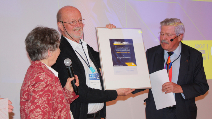 Heribert Schmidt (Bildmitte) mit Ursula Goetzberger und Winfried Hoffman von der Jury.