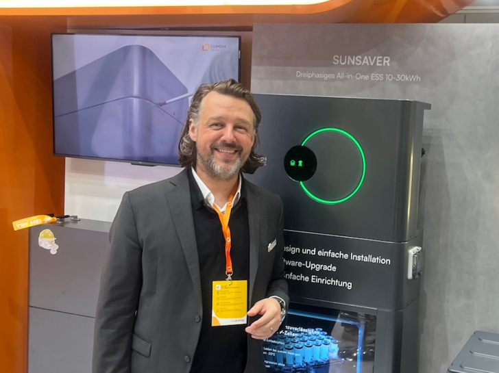 Adrian Bühler von Lumenhaus zeigt den dreiphasigen Heimspeicher Sunsaver in Bremen.