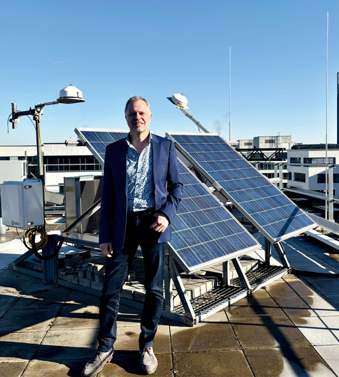 Andr﻿eas Schlumberger ist studierter Evolutionsbiologe und Umweltjournalist. Er war Redakteur beim Fachmagazin Photon, später ­leitete er die Kommunikationsabteilung beim Wechselrichterhersteller Kaco in Neckarsulm. Nach vielen ­Jahren in der Solarindustrie machte er sich mit einer Kommunikationsagentur für erneuerbare Energien selbstständig. Seit September 2023 ist er Geschäftsführer des Solar Clusters Baden-Württemberg in Stuttgart.