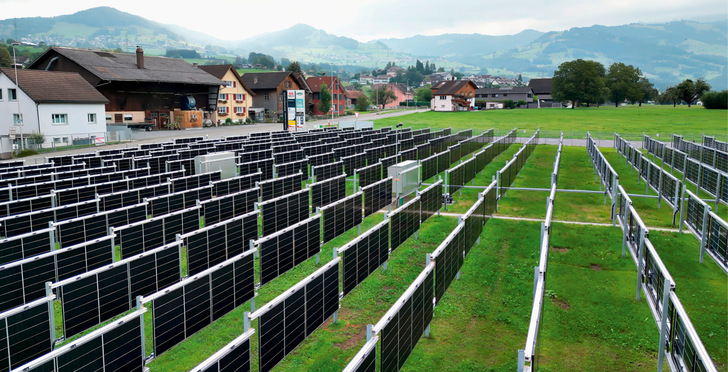 Ein Vorteil: Die vertikal installierten Solarmodule blenden die Nachbarschaft nicht.
