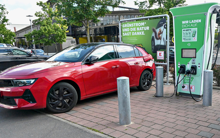 Solange die Autos an der Ladestation stehen, können sie Flexibilität anbieten und Geld verdienen.