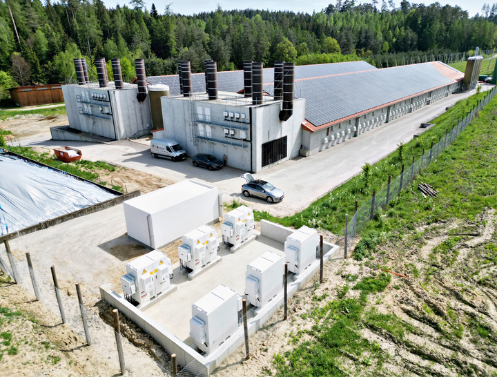 Eine Hühnerfarm in Bayern setzt auf mehr Eigenverbrauch, ­Spitzenlastkappung und Peak-Shifting.