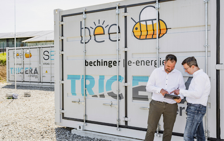 Hubert Bechinger (links) und Projektexperte Carlo Weidenbach inspizieren die Speichercontainer.