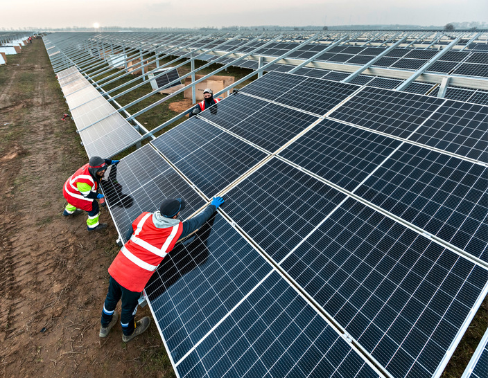 Der Solarpark Werneuchen der EnBW leistet 180 Megawatt. Er bedeckt 164 Hektar und wurde Ende 2020 ans Netz gebracht.