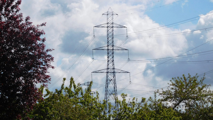 Die Bundesnetzagentur will die Kosten für die Nutzung des Netzes teilweise auf die Betreiber von Photovoltaikanlagen abwälzen. - © Velka Botička