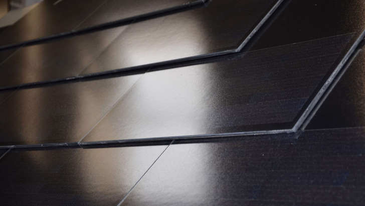 Die 450 mal 510 Millimeter großen Solardachziegel bestehen aus Glas-Glas-Modulen mit Topcon-Zellen. - © Fraunhofer ISE, Sophia Bächle