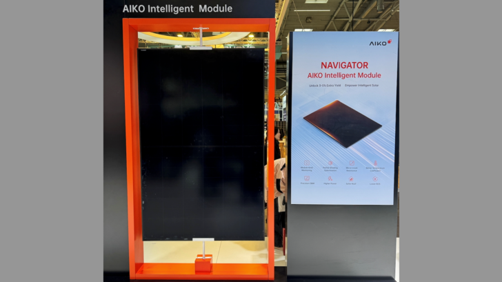 Ein schwarzes AIKO Intelligent Module-Solarpanel, das neben einem Informationsschild an einem Messestand ausgestellt ist. - © iKratos Solar und Energietechnik