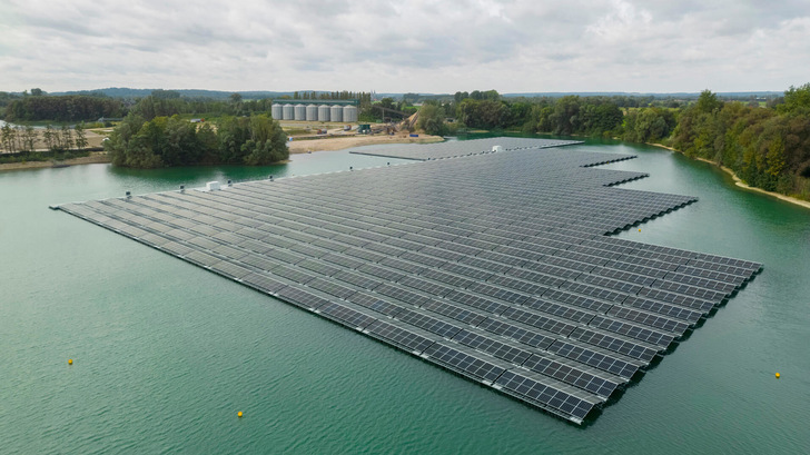 Diese schwimmende Photovoltaikanlage in NRW hat imerhin 5,6 Megawatt. - © Holemans