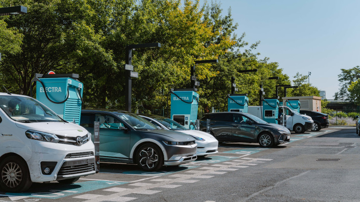 Insgesamt 30 solcher Schnellladeparks will Elektra in den nächsten Monaten in Deutschland aufbauen. - © Arthur Brémond