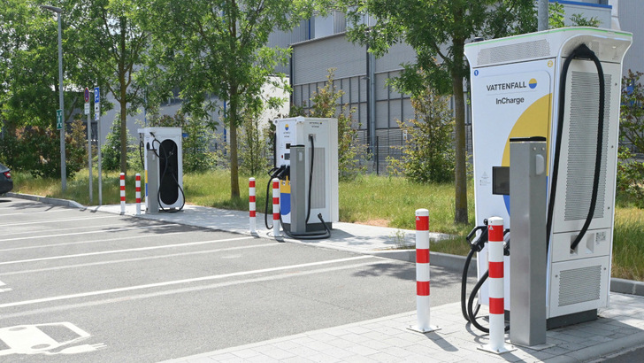 In Zukunft können Elektromobilitsten auch an 124 Standorten von Mondial ihre Autos an solchen Ladesäulen tanken. - © Velka Botička