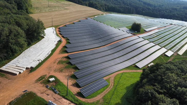 Der Solarpark Reisbach im Saarland wurde mit Einlagen von privaten Kleininvestoren finanziert. Er leistet 25,6 Megawatt. - © Schoenergie