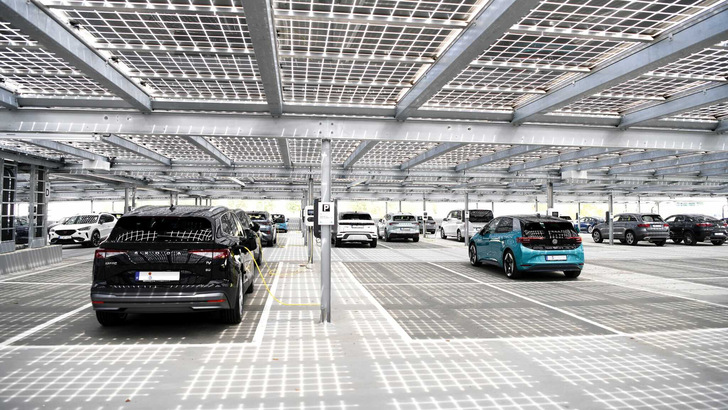 Gerne! Ein themenrelevanter, optimierter Alt-Text fällt für Ihr Bild: „Überdachter Parkplatz mit Photovoltaik-Modulen zur solaren Stromerzeugung für Kälte- und Gebäudetechnik; Sonnenlicht durch die PV-Panels, darunter parkende Fahrzeuge; Beispiel für nachhaltige Energieintegration in Energiemanagement-Systeme von Gewerbe- und Industriegebäuden.“ Dieser Text ist speziell auf die Nutzergruppe und den redaktionellen Kontext der Gebäudetechnik und Energienutzung zugeschnitten. - © Hörmann PV