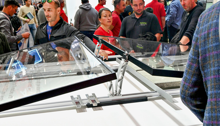 Das Interesse an neuen Montagesystemen für das Flachdach war groß. ­Andrang gab es auch bei den Lösungen für eine schnelle Montage.