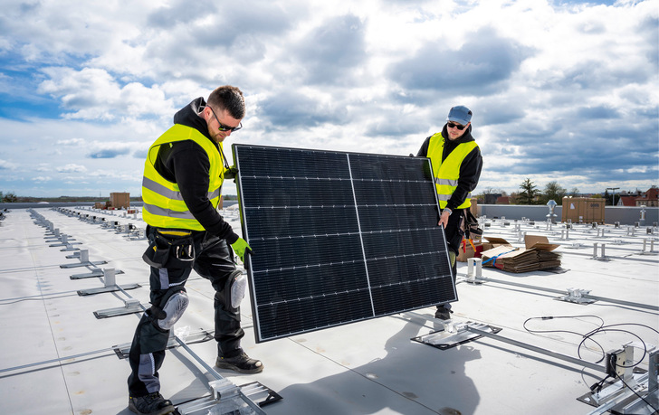 Auch wenn die Dachkante weit weg ist: Handwerker müssen sich ­immer gegen einen Absturz sichern, wenn sie auf dem Dach arbeiten.
