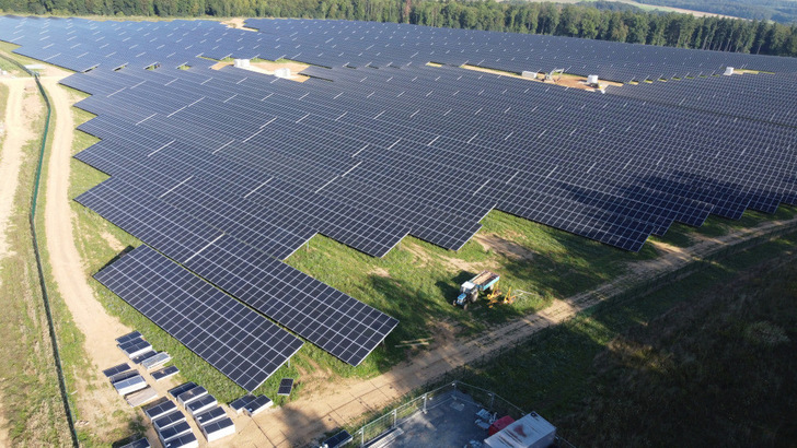 Für EnBW hat Arausol 2023 die Unterkonstruktion für den Solarpark in Külzheim bei Heilbronn realisiert. Er leistet 30 Megawatt.