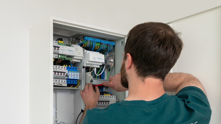 Die Installation von smarten Stromzählern muss beschleunigt werden.