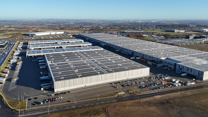 Die installierten Solarmodule bedecken rund 300.000 Quadratmeter Dachfläche.