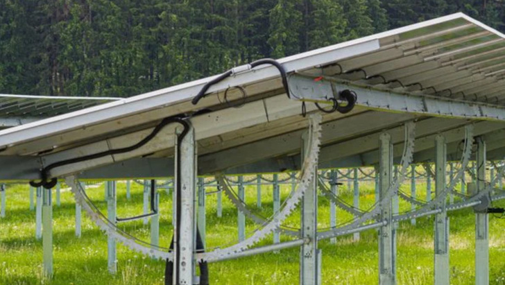 Die Anlage nutzt einachsige Solartrackern, die eine Doppelnutzung der Fläche erst ermöglichen.
