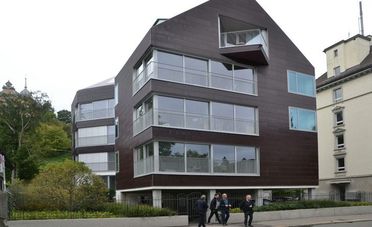 Architekt Andreas Berger wird unter anderem von seinen Erfahrungen beim Betrieb dieses Solarhauses in Zürich berichten.