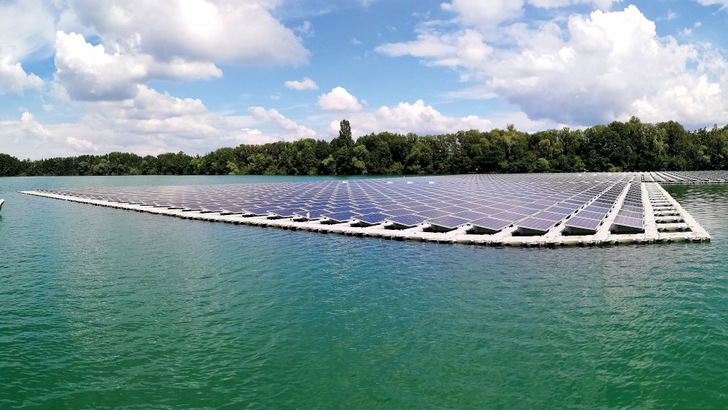 Es sind vor allem solche Anlagen auf bestehenden oder ehemaligen Industriegewässern, die die Floating-PV zu einer nachhaltigen Lösung machen.
