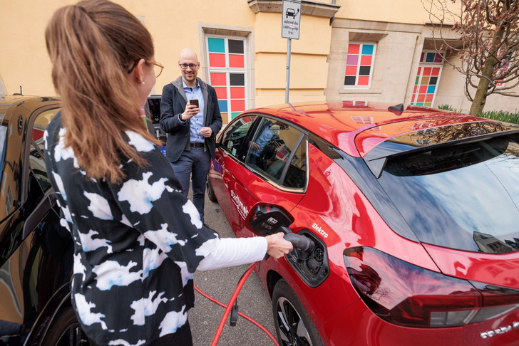 Wie funktioniert der Umstieg auf ein Elektroauto? Eine neue Broschüre liefert Antworten.