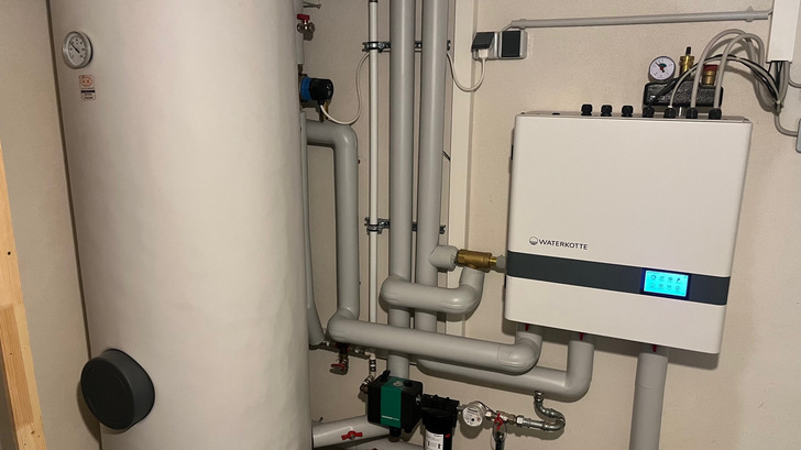 Viele Wärmepumpen können auch zum Kühlen im Sommer verwendet werden, indem sie den Heizkreislauf umkehren.