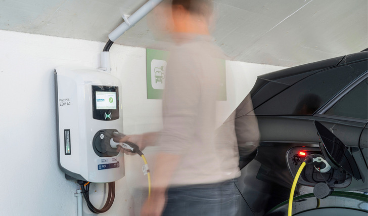 Parkhäuser bieten sich regelrecht für die Installation von ­Ladepunkten an. Doch der Ausbau der Infrastruktur scheitert immer noch an einigen Hürden.