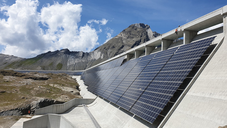 Schwankungen im Stromnetz werden durch gezielte Steuerung der Solarstromproduktion ausgeglichen.