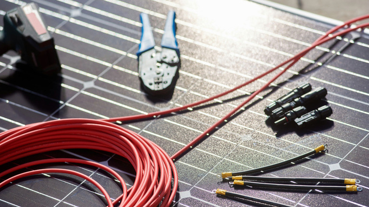 Bei der Dimensionierung der Solarkabel sind vielfältige Faktoren zu beachten.